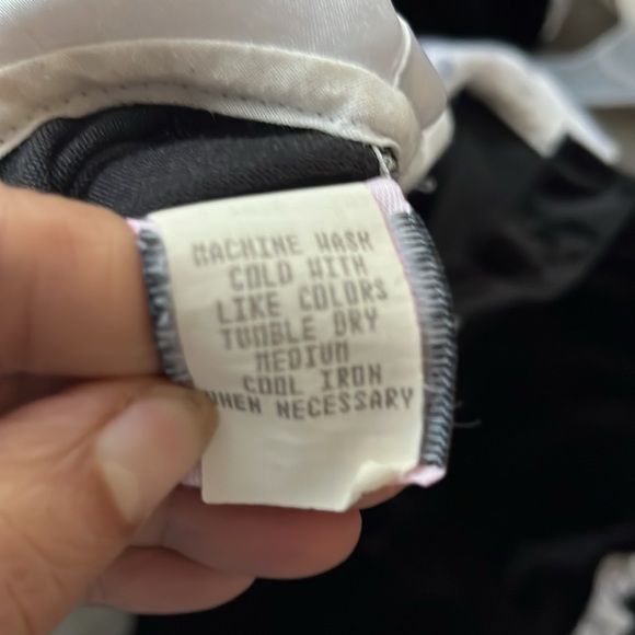 5/20🔴 Black Velvet and WhiteGirls Dress Sz 6 Lace Flowers accent Long sleeves. - Picture 6 of 9